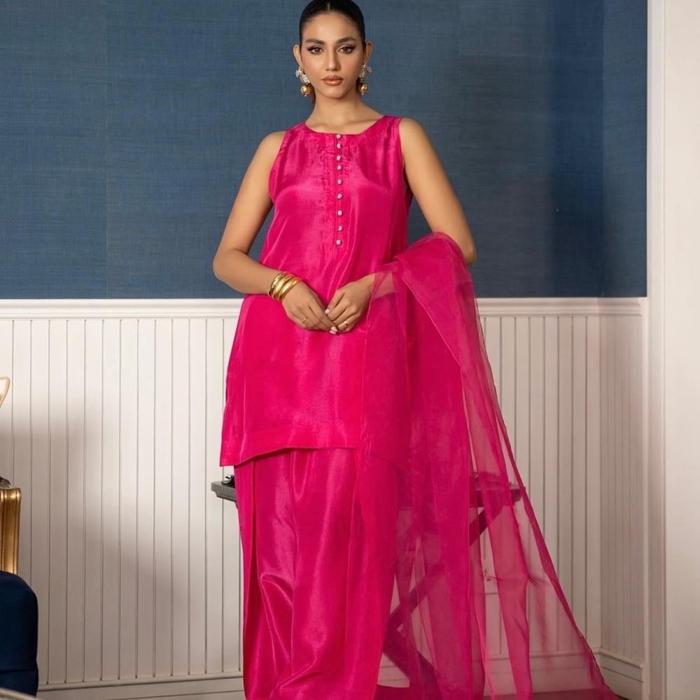 Elegant Pink Sleeveless Kurta Set - Picture 2 of 4